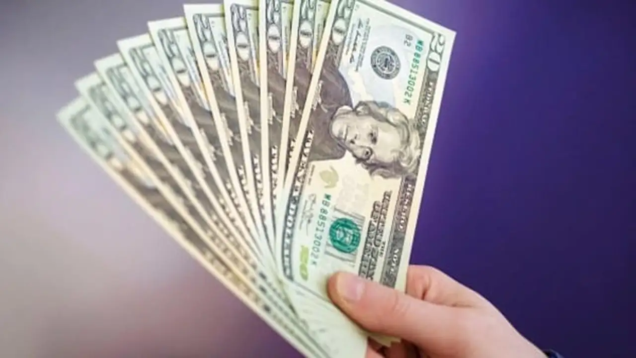 تراجع حاد في سعر السوق السوداء بأكثر من 100 دونغ في التعاملات
